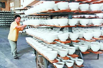 “筑巢引凤”农民家门口就业增收