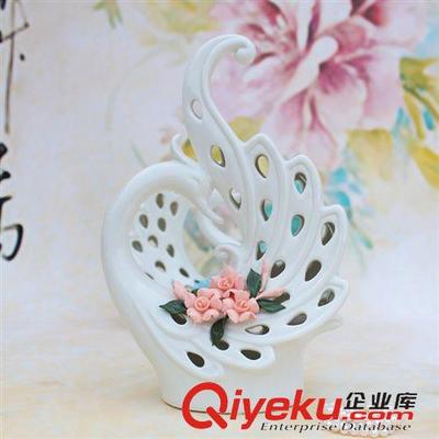 天天特价 现代简约贴花动物孔雀家居装饰品摆件 陶瓷工艺品 商务礼品-义乌市窝窝家工艺品提供天天特价 现代简约贴花动物孔雀家居装饰品摆件 陶瓷工艺品 商务礼品的相关介绍、产品、服务、图片、价格义乌市窝窝家工艺品、陶瓷工艺品;树脂工艺品;家居日用品;玻璃制品;仿真花批发;工艺品